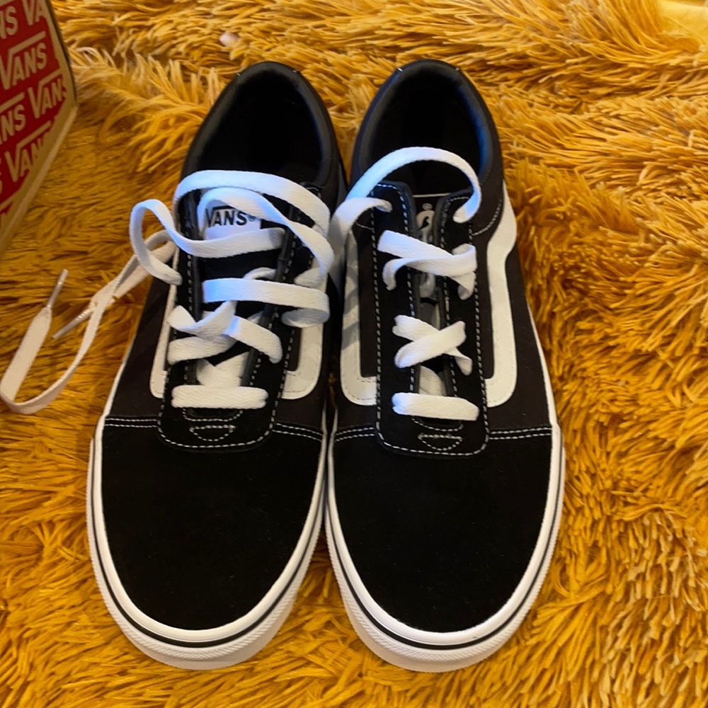 New with box black an white vans
